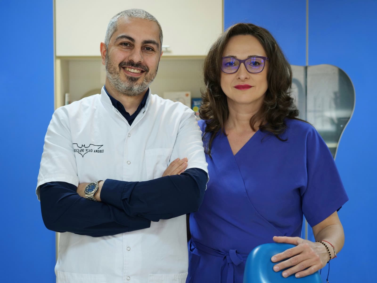Dr. Laura Bejan și Dr. Vlad Idricianu în cabinet